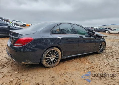 2018 Mercedes-Benz C 300 z USA, uszkodzony, nr VIN 55SWF4JB9JU260091